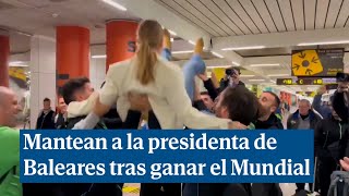 La presidenta de Baleares manteada por los campeones del mundo de fútbol sala [upl. by Schwenk177]