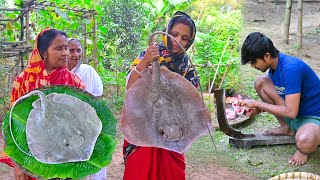 সামুদ্রিক শাপলাপাতা মাছ কেটে গ্রাম্য পদ্ধতিতে কষা রান্না  Stingravy fish cutting and cooking [upl. by Champagne730]