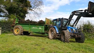 Spreading muck 2018 New Holland TL100 and Samsung muck spreader [upl. by Kere]