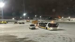 Boeing 737800 Посадка в заснеженной Москве Внуково VKO Landing at snowcovered Moscow Vnukovo [upl. by Flam534]