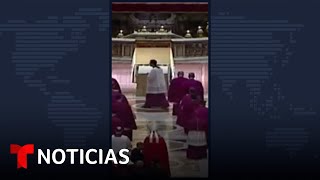 Fieles hacen fila para dar el último adiós a Benedicto XVI Shorts  Noticias Telemundo [upl. by Brewer]