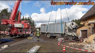 Lkw prallt auf der B5 gegen ein Wohnhaus [upl. by Hpeosj156]