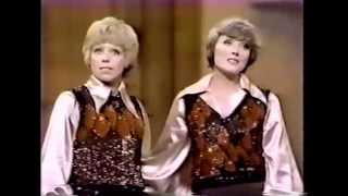 Julie Andrews amp Carol Burnett  60s Medley live [upl. by Witte213]