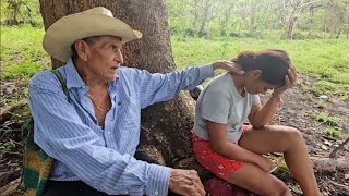 Don Santos😱el mejor sobador del Jardin leva aquitar el en pacho a marillita🤣aventuras salvadoreñas [upl. by Luelle]