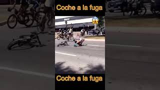 Coche se da a la fuga pedaleando ciclismo ciclista [upl. by Aikal916]