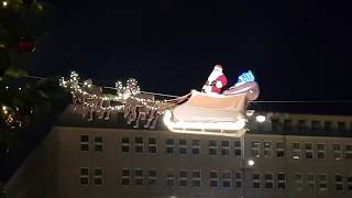 Hamburg Weihnachtsmarkt Rathaus fliegender Weihnachtsmann Dezember 2018 flying Santa [upl. by Lundt]