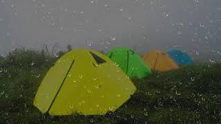 Forte pluie et tempêtes dans la tente de couchage  Bruit de la pluie pour dormir et se détendre [upl. by Heywood]