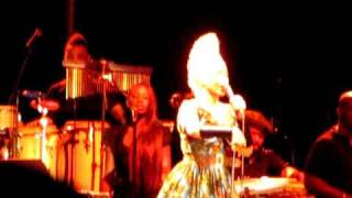 Erykah Badu  quotApple Treequot planet rock style  Kanawha Plaza  Richmond VA Aug 2010 [upl. by Elana]