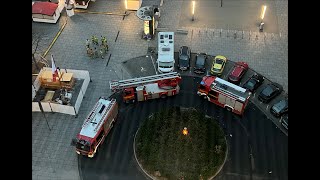 Berufsfeuerwehr Dresden  Löschzug unterwegs auf Weihnachtsmarkt Dresden [upl. by Eussoj873]