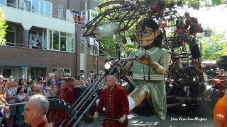 De Reuzen van Royal de Luxe in Leeuwarden 3 17082018 [upl. by Leunamme332]