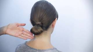 Come realizzare un semplice chignon con capelli lunghi o medi [upl. by Brahear]