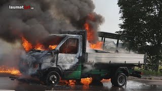 Vollbrand eines Pritschenwagens auf Wiener Straße bei Marchtrenk [upl. by Nnyllatsyrc]