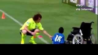 BAMBINO DISABILE PALLEGGIA CON DAVID LUIZ NEL RITIRO BRASILIANO RESPECT [upl. by Herbie]