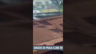 Parte de teto de ginásio do do time de vôlei do “Praia Clubequot em Uberlândia desaba com tempestade [upl. by Leifer]