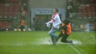 Polska  Anglia Kibice uciekają stewardom  Stewards vs fans diving on the pitch funny [upl. by Saixela]