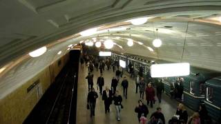 Moscow Metro  Biblioteka Imeni Lenina  Библиоте́ка и́мени Ле́нина [upl. by Hoi]