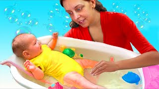 🧼 Prima BĂIȚĂ a MihaeleiAndreea 👶 în noua cădiță a bebelușului 🛁 [upl. by Nelleyram]