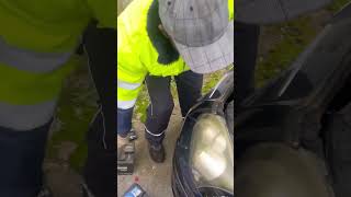 OpiOsi wechselt Batterie bei laufender Maschine Nicht nachmachen⚠️kfz Workshop work viralvideo [upl. by Hgalehs]