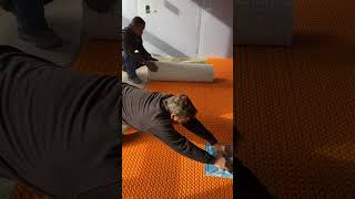 Plancher chauffant électrique en rénovation avec SchlüterDITRAHEAT [upl. by Rovert]