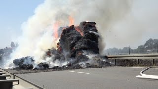 Strohlaster gerät auf B68 bei Bersenbrück in Brand [upl. by Neelyhtak]