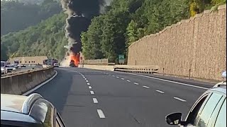 Autostrada A1 bloccata lincendio del camion è spaventoso [upl. by Essenaj]