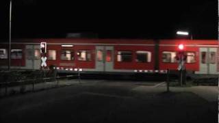 BÜ Forsthaus bei Nacht mit BR 425 und Arbeitswagen 1080p [upl. by Bamby539]