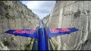 Peter Besenyei fliegt durch den Kanal von Korinth Kurzversion © Red Bull Content Pool [upl. by Eked56]