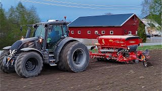 Valtra T191 amp N175 with Väderstad rapid 300c [upl. by Aerahs]