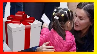 El precioso regalo de una niña a los Reyes Felipe y Letizia en Chiva [upl. by Olympia303]