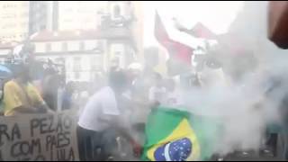 Chocante revoltados com impeachment petistas queimam bandeira do Brasil [upl. by Anayek]