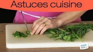 Cuisine  Ciseler et concasser les herbes aromatiques [upl. by Lajes611]