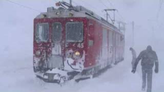 Treinen in de sneeuw Zwitserland Les trains dans la neige Suisse Switzerland Schweiz [upl. by Aicirtel]