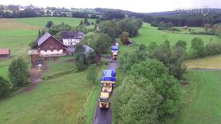 Schwertransporter stecken auf Nebenstraße fest [upl. by Okimat724]