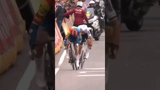 Attacco e Volata di Mathieu Van der Poel [upl. by Silvanus]