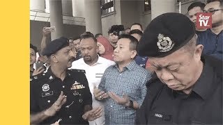 quotIni bukan karaoke ini mahkamahquot  polis tegur penyokong Najib [upl. by Anaiv787]