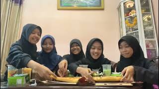 MUKBANG PIZZA AND BURGER  KELOMPOK 5 8C [upl. by Ahsenauq]