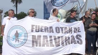 Argentinos protestam contra ocupação britânica nas Malvinas [upl. by Eelyek]