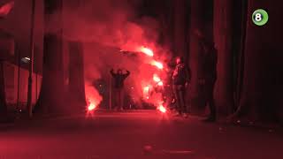 Honderden supporters steunen De Graafschap met ketting van fakkels [upl. by Hpejsoj746]