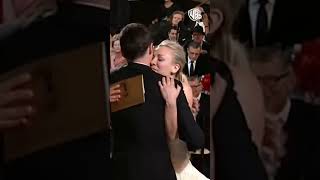 KALEY CUOCO ENTREGA PRÊMIO A JIM PARSONS THEBIGBANGTHEORY [upl. by Odie]