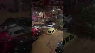 Autos arrastrados por el agua quotnadanquot en las calles de Valencia  El drama de las inundaciones [upl. by Atteirneh205]