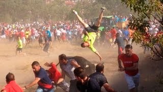 Toro de La Vega lanza a un hombre por los aires [upl. by Ohcamac]