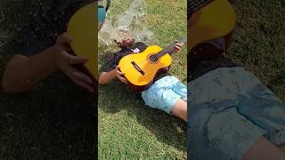 Remplir une guitare avec de leau  ça fait quoi [upl. by Pirzada580]