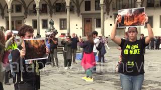 A Firenze flashmob Fridays for Future con immagini disastri [upl. by Gino]