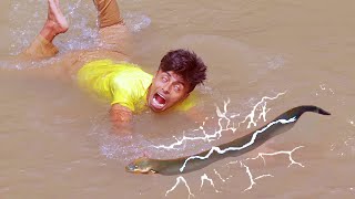 Electric Eel Fish Attack Man in River at Fishing Time  Shocked by an Electric Eel Fun Made Movie [upl. by Namruht483]