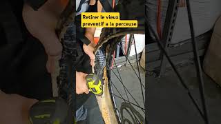 Décoller du vieux préventif dun pneu de vtt à la perceuse ça fonctionne et cest satisfaisant [upl. by Anderson]