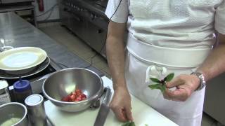 Recette  Fraises rafraichies au basilic thaï et sorbet fromage blanc [upl. by Revolc761]