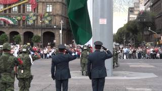 Los soldados mexicanos arriando la bandera Zócalo DF [upl. by Maire]