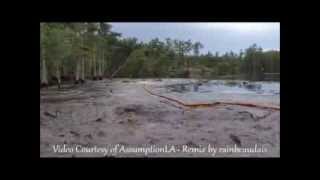 BAYOU CORNE SINKHOLE SLOUGHIN THE FIRST CAUGHT ON VIDEO [upl. by Chasse620]