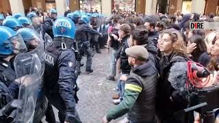 Università di Bologna Scontri fra collettivi e polizia allinaugurazione dellanno accademico [upl. by Hadnama547]