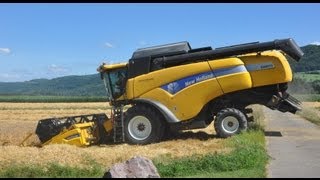 Mähdrescher New Holland CX 8070 bei der Gerstenerntegigantic machine [upl. by Anyl981]